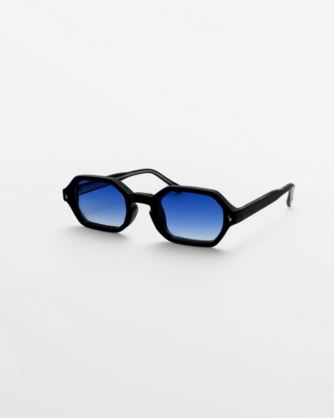 Close-up product view of pier black blue gradient sunglasses by Alga, showing the frame and lenses.